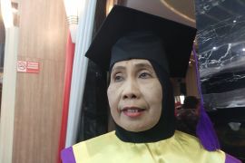 Selantang antarkan lansia pakai toga dan tetap smart