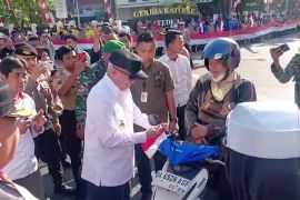 Pemprov Kalsel bagikan 15 ribu bendera Merah Putih meriahkan HUT RI