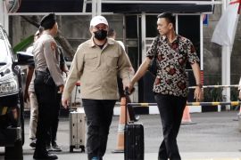 Bupati Kolaka Timur tiba di KPK usai dikabarkan ditangkap di Makassar