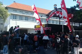 Puluhan ditangkap usai kerusuhan dan perusakan fasilitas di Surabaya