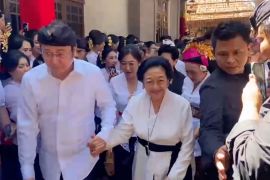 Megawati Soekarnoputri ditemani Hasto Kristiyanto melayat di Bali