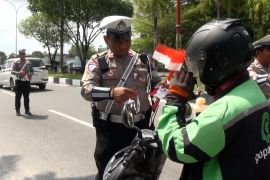 Sambut HUT RI, polisi bagikan Bendera Merah Putih di Palangka Raya