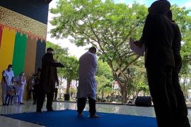 Langgar syariat Islam, pasangan sesama jenis di Banda Aceh dicambuk