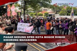 Pagar Gedung DPRD Kota Bogor roboh didorong mahasiswa