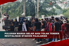 Puluhan warga gelar aksi tolak tender revitalisasi Stadion Pajajaran