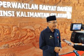 Ketua DPRD Kalsel Supian KH temui pengunjuk rasa