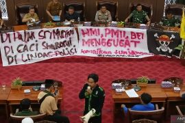 Pimpinan DPRD Tangerang ajak dialog massa aksi mahasiswa