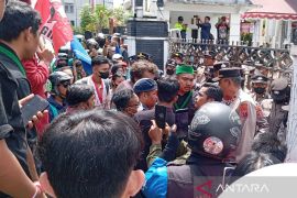 Ribuan massa demo DPRD Pematangsiantar, tuntutan diterima