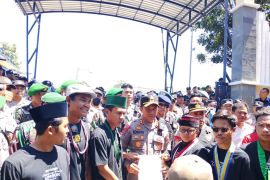 Massa gelar aksi unjuk rasa damai di Polres Lombok Timur