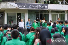 Rektor Unand lepas mahasiswa yang lakukan aksi damai ke DPRD Sumbar