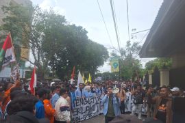 Rombongan mahasiswa aliansi BEM-Sumsel gelar aksi damai di depan Gedung DPRD
