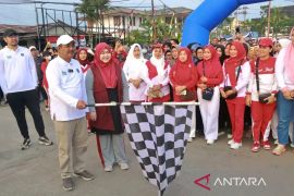 Bupati dan Ketua TP PKK ikuti jalan santai dan senam sehat