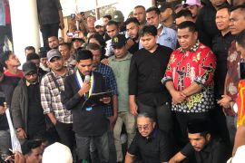 Demonstran minta DPRD Maluku desak Ketua DPR RI mundur