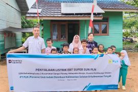 PLN Kalselteng terangi SDN Belimbing Lama 3 lewat SuperSun