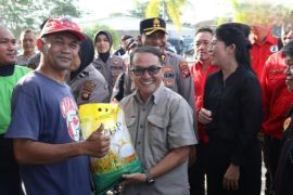 Polisi beri bantuan beras untuk 300 ojol di Singkawang, Kalbar