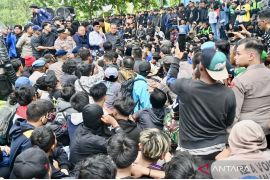 Usai jalani operasi ginjal, Ketua DPRD Kalsel temui demonstran