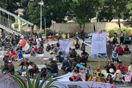 Tiba di Gedung Merah Putih KPK, ratusan warga Pati langsung selawatan