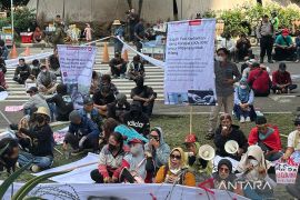 Tiba di Gedung Merah Putih KPK, ratusan warga Pati langsung selawatan
