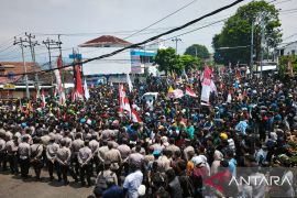 Suasana aksi unjuk rasa elemen mahasiswa Lampung Page 2 Small