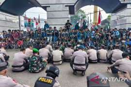 Suasana aksi unjuk rasa elemen mahasiswa Lampung Page 1 Small