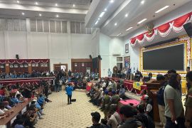 Ketua DPRD dan Gubernur Babel terima aspirasi demonstran di ruang paripurna