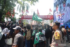 Aksi unjuk rasa di kantor Gubernur NTB berjalan kondusif