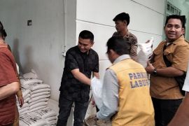 Pemkab Labura bersama TNI-Polri gelar Baksos untuk abang becak dan sopir angkot