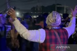 Aksi heroik 'emak-emak' bubarkan kericuhan demo di depan DPRD Kaltim