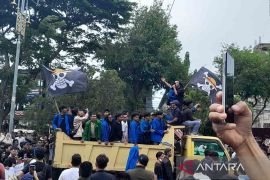Massa aksi mulai padati depan DPRA di Banda Aceh