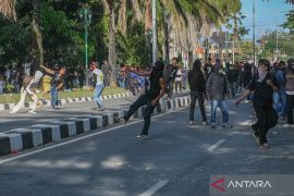 TNI-Polri bubarkan massa yang lempari gedung DPRD Sultra