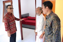 Wali Kota Denpasar serahkan bantuan rumah layak huni bagi warga