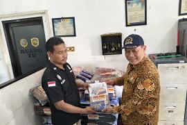 Anggota Komisi VII beri bantuan untuk petugas jembatan timbang