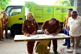 Pemprov Gorontalo salurkan bantuan truk sampah untuk Kota Gorontalo