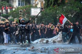 Fakta demonstrasi Samarinda, dari bom molotov hingga super 'emak-emak'