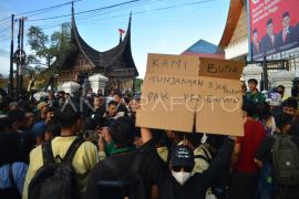Aksi unjuk rasa di DPRD Sumbar Page 2 Small