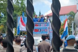 Ratusan buruh titip delapan tuntutan ke Gubernur Sulut