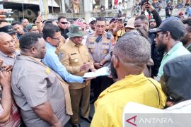 Aliansi mahasiswa serahkan 17 tuntutan saat gelar demo damai di Manokwari