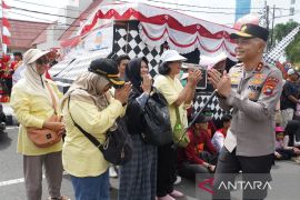 Kapolda Babel berbaur dan sapa masyarakat Pangkalpinang di Karnaval HUT Ke-80 RI