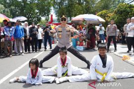 Potret Kapolda Babel bersama peserta karnaval HUT Ke-80 RI