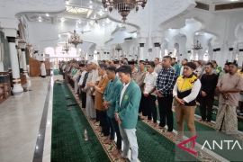 Solidaritas untuk Affan, Driver Ojol dan warga Aceh shalat ghaib di Masjid Raya Baiturrahman