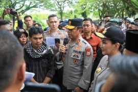 Demonstrasi di Kantor DPPRD, Kapolda Malut temui massa aksi di Sofifi