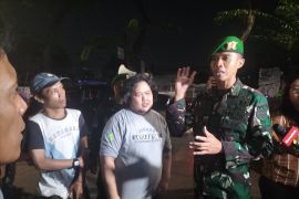 Masyarakat antusias iring-iringan patroli malam TNI AD di Jakarta
