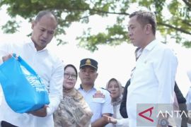 Pemkab Karawang salurkan bantuan ratusan paket sembako untuk lansia dan jompo