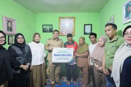 Pemkot Makassar serahkan santunan ke pengemudi Ojol korban pengeroyokan