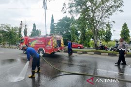 BPBD Aceh Barat kerahkan damkar bersihkan tumpahan BBM solar di jalanraya