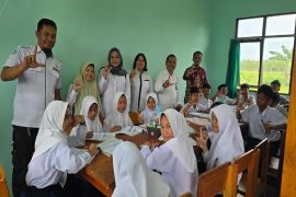 Disarpustaka Kapuas pinjamkan ratusan buku ke SMPN 1 dan 2 Pulau Petak