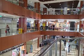 Sejumlah pedagang Pasar Senen Jaya kembali berjualan pascakerusuhan