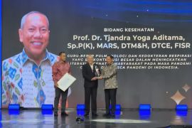 Guru Besar UI Tjandra Yoga Aditama raih penghargaan Achmad Bakrie XXI