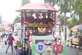 Sekretariat DPRD Babel angkat tudung saji sebagai simbol budaya lokal di karnaval kendaraan hias