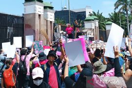 Pengunjuk rasa di Gedung DPR bawa sapu lidi simbol bersih-bersih